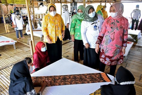 Berpotensi Jadi Produk Unggulan Daerah, Nawal Ajak Pembatik Desa Pematang Johar Terus Berinovasi